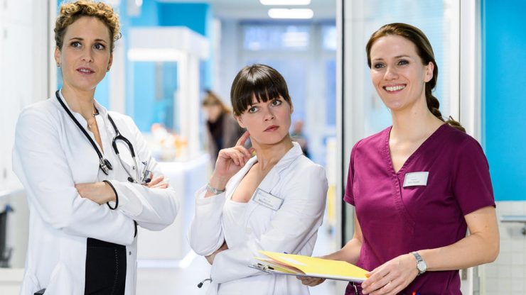 Lore Richter als ‚Dr. Mira Köter‘ in der aktuellen Staffel „Bettys Diagnose“ – freitags um 19:25 Uhr im ZDF