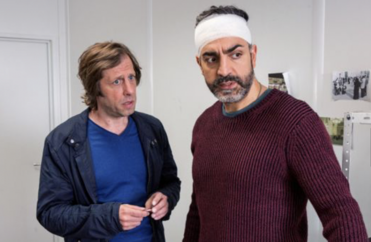 Neil Malik Abdullah (‚Hasim Hemidi‘) & Oliver Korittke am 16.11.2022 um 21:40 Uhr in „Wilsberg – Bittere Pillen“ (2015) im ZDFneo