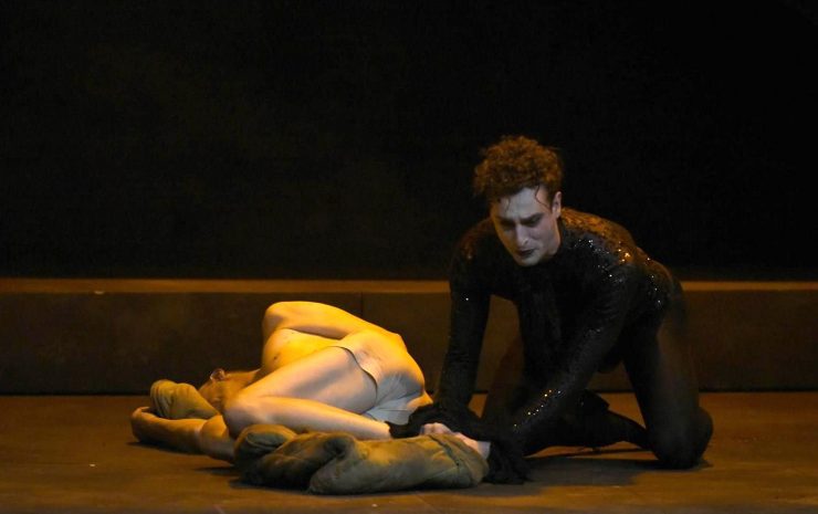 Paul Simon als ‚Cléante‘ in „Der eingebildete Kranke“ aktuell am Staatstheater Wiesbaden