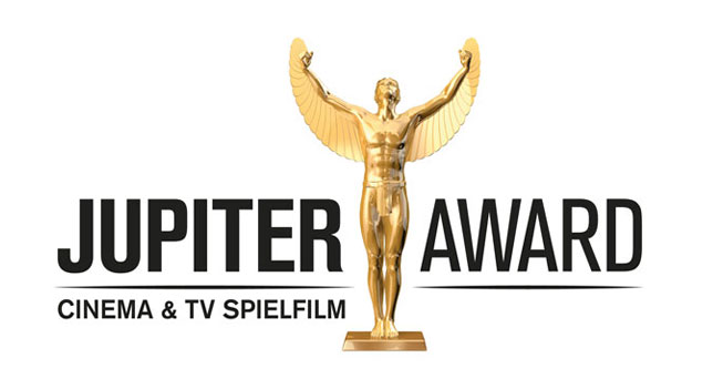 Die 2. Staffel „Charité“ mit MIT SARAH BAUERETT (‚MARIA FRITSCH‘), KATHARINA HEYER (‚MAGDA GOEBBELS‘), ARTJOM GILZ (‚DR. A. WALDHAUSEN‘) & JULIAN WEIGEND (‚SCHULER-OSTEN‘) mit dem diesjährigen „Jupiter Award“ ausgezeichnet