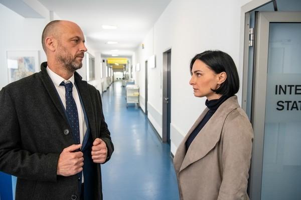 Merle Collet (‚Caro Behrend‘) & CHRISTIAN KOERNER (‚CARSTEN BACHMANN‘) am 19.05.2020 um 20:15 Uhr in der RTL Medical-Serie „Nachtschwestern – Herzversagen“