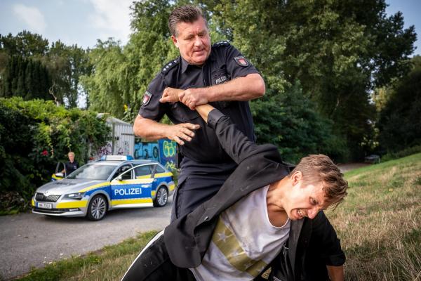 Johannes Hendrik Langer als ‚Jack Engel‘ am 03.12.2020 um 19:25 Uhr in „Notruf Hafenkante – Im Rausch“ im ZDF