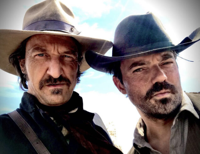 Victor Calero (‚Derek‘) & Nicolò Pasetti (‚Martin‘) in der Western-Serie „That Dirty Black Bag“ aktuell in den USA auf AMC+