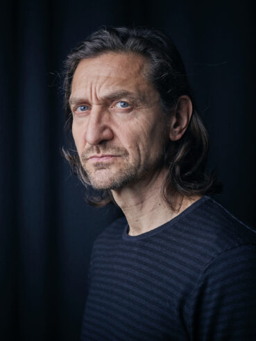 Premiere „Die Dreigroschenoper“ mit Victor Calero (,Jonathan Jeremiah Peachum‘) am 13.05.2023 am Theater Freiburg