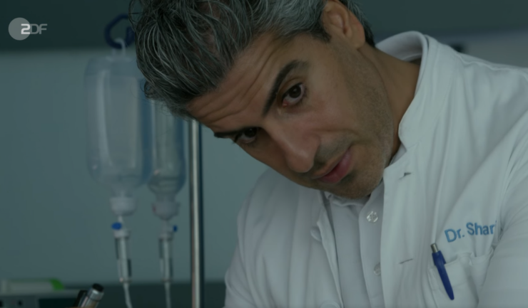 Atheer Adel (‚Dr. Lazar Sharif‘) in einer neuen Folge „Notruf Hafenkante – Systemausfall“ am 28.09.2023 um 19:25 Uhr im ZDF