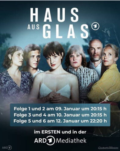 Die Mini-Serie „Haus aus Glas“ mit Morgane Ferru (‚Leo Schwarz‘) & Elisabeth Kanettis (‚Annabelle‘) aktuell in der ARD Mediathek + Anfang Januar im TV
