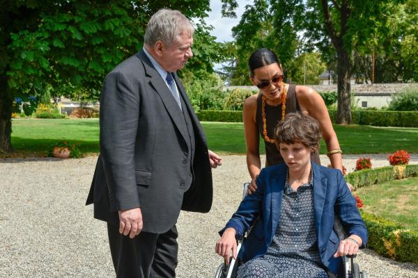 Edita Malovcic (‚Vera Maurée‘) & Paul Simon (‚Alexander Rinz‘) am 26.04.2025 um 21:45 Uhr in „Der Staatsanwalt – Liebe und Gier“ (2019) im ZDF