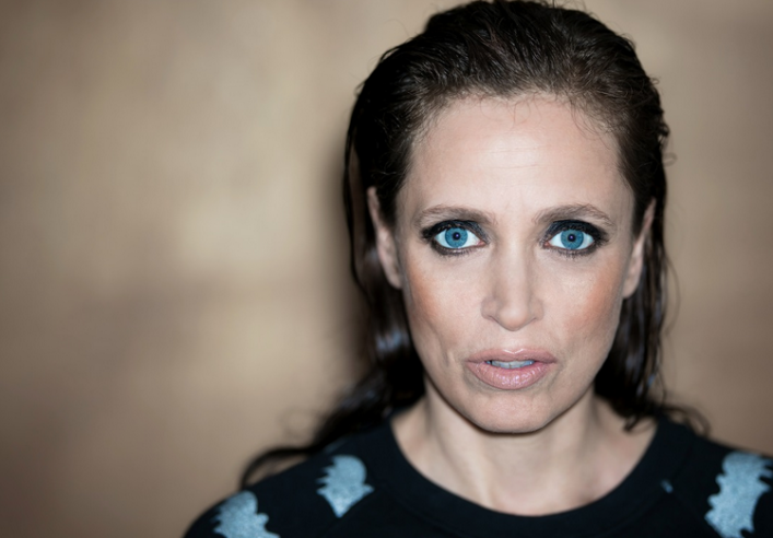 Anna Thalbach (‚Hilde Buck‘) am 02.05.2025 um 19:30 Uhr in „Alfons Zitterbacke – Endlich Klassenfahrt!“ im Kika