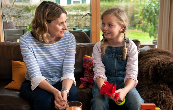 Julia Becker (‚Sabrina Hoff‘) am 09.08.2025 um 15:30 Uhr in „Käthe und ich – Dornröschen“ (2019) im Ersten